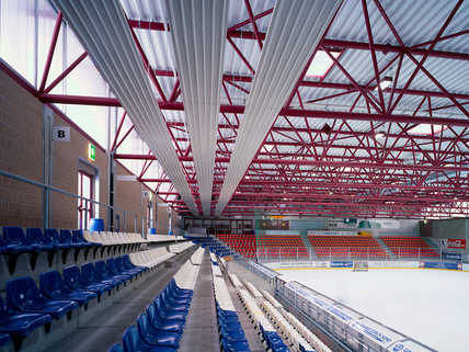 Потолочные панели Zehnder на хоккейном поле